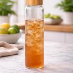 وتل آب شیشه‌ای شفاف با سرپوش بامبو