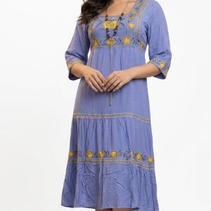 پیراهن نخی آبی با گلدوزی خورشیدی