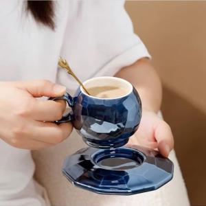 گیلاس با زیرگیلاسی و قاشق