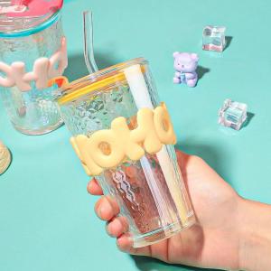 لیوان شیشه‌ ای فانتزی با نی