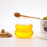 ظرف عسل شیشه‌ ای با قاشق چوبی