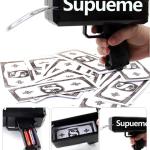 ماشین پیسه پاش کن سوپریم با یک بندل دالر کاغذی