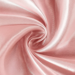 روی میزی گرد ساتن مجلل