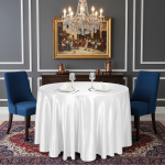 روی میزی گرد ساتن مجلل