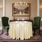 روی میزی گرد ساتن مجلل